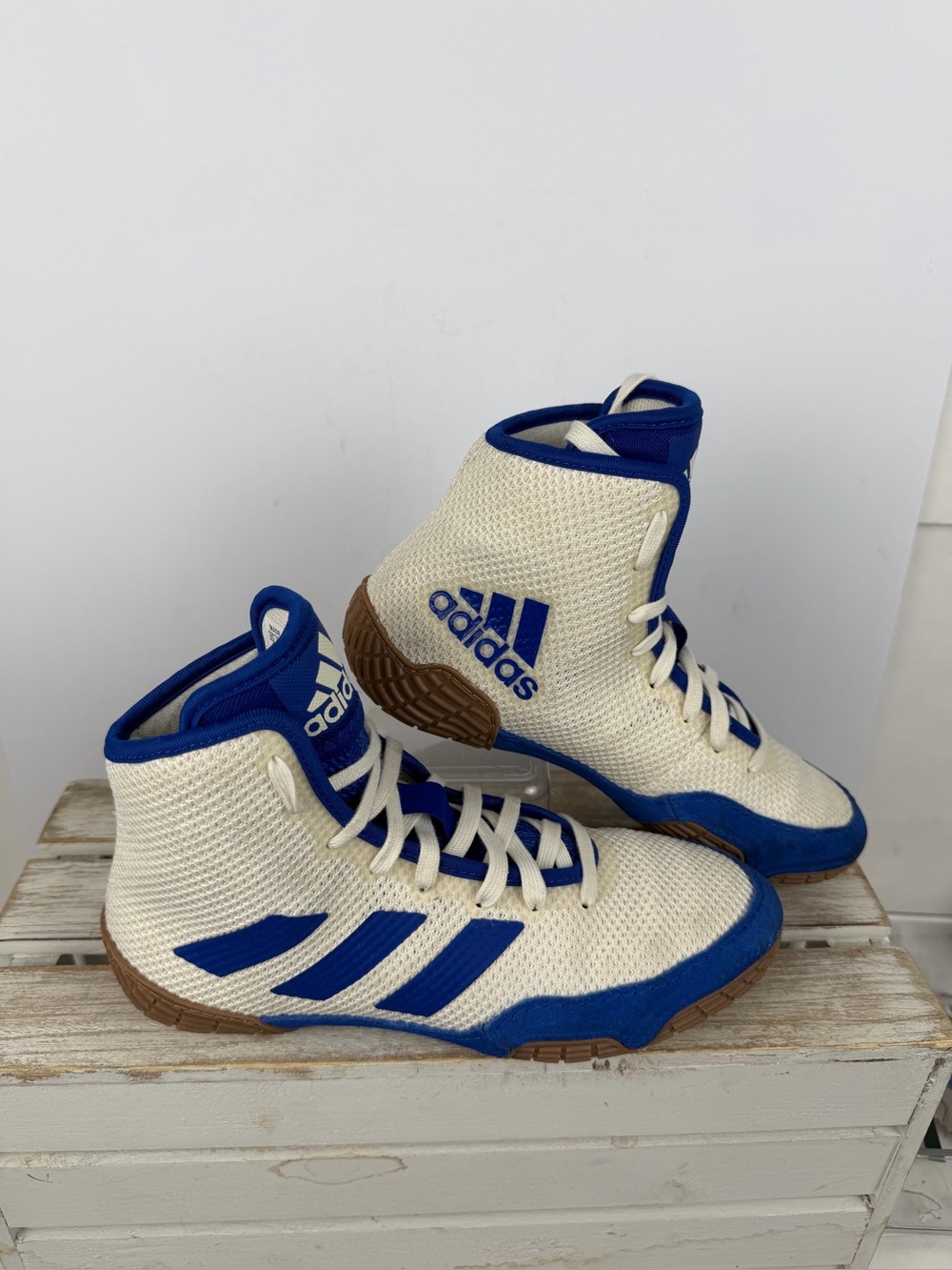 Adidas Tech Fall 2.0 wrestling shoes in white and royal blue color way Sz 4YJ